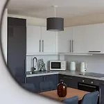1 Bed Apartment In Wimbledon